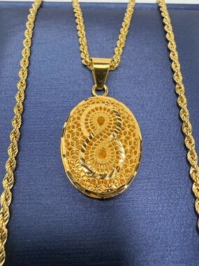 21K Genuine Gold Ornamental Oval Pendant (Preowned)